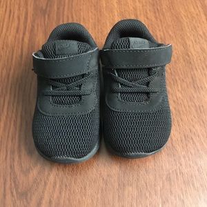 Toddler Black Nike’s (5C)